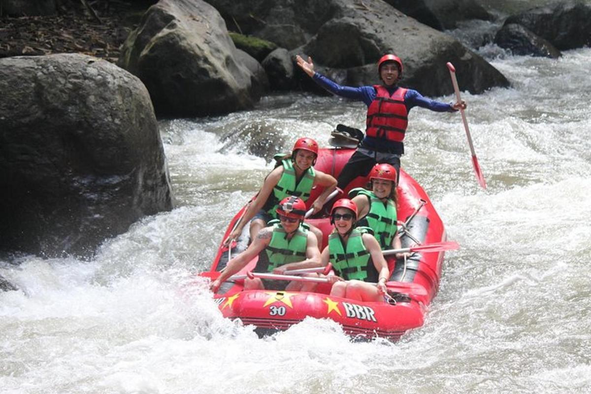 un gruppo di persone su una zattera su un fiume