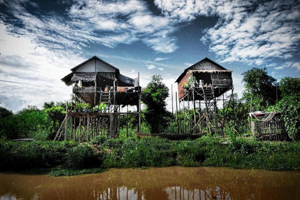 dua rumah dengan balkoni di sebelah badan air