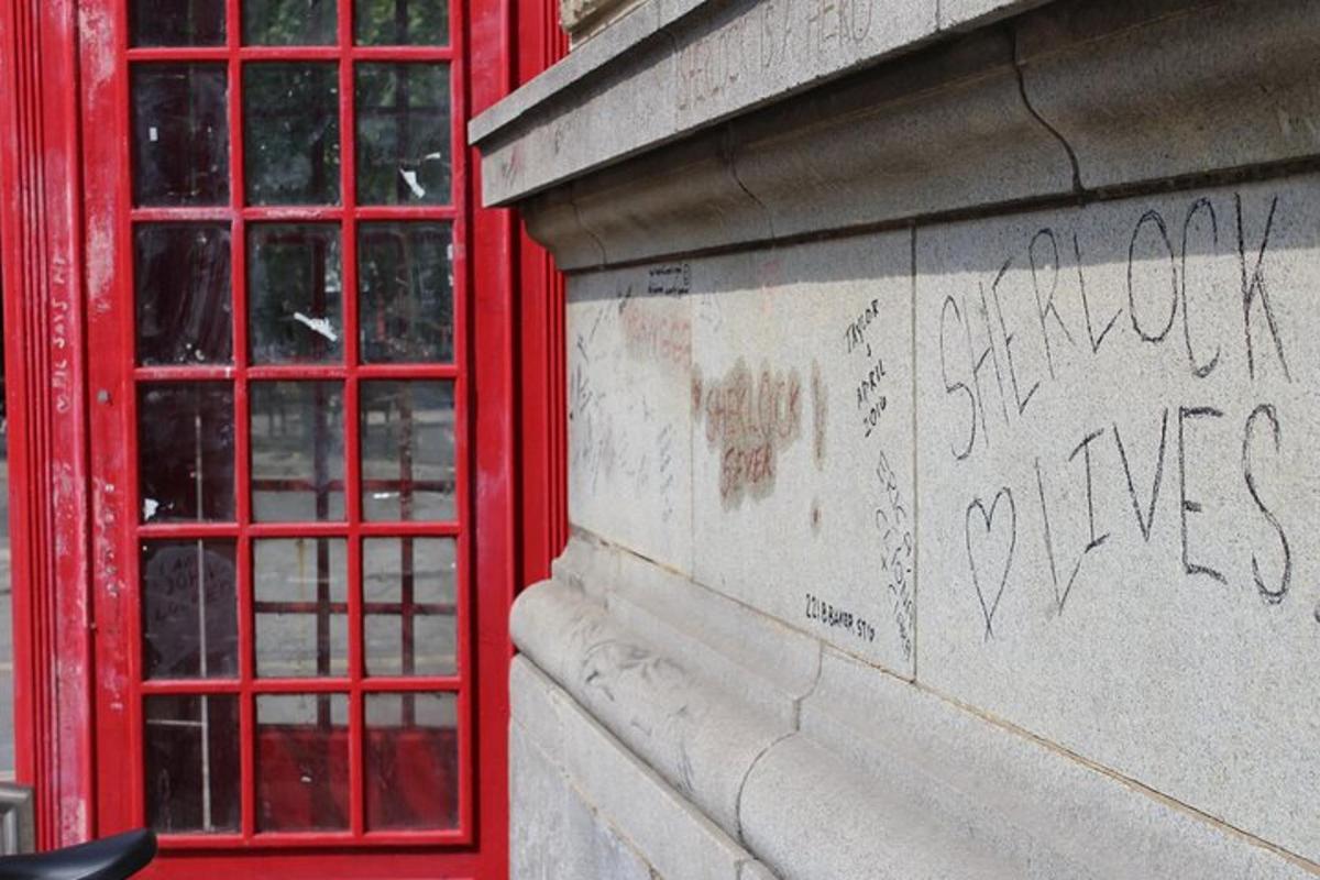 dvoje červené dveře a zeď s graffiti
