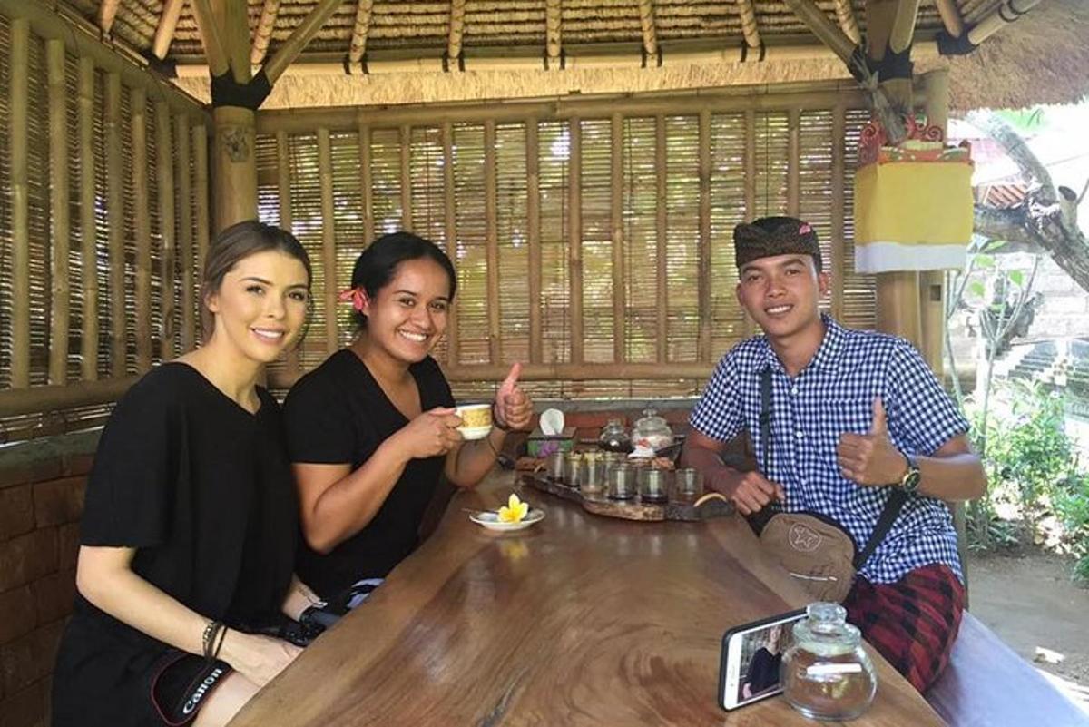 un groupe de trois personnes assises à une table
