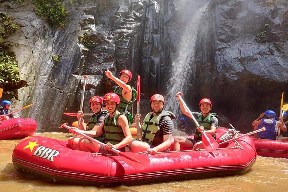un grupo de personas en una balsa en un río