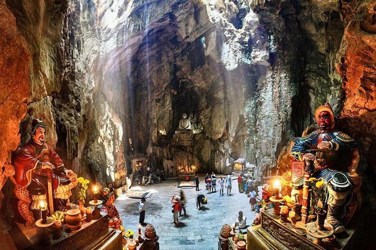 bức tranh về một hang động có người ở trong đó
