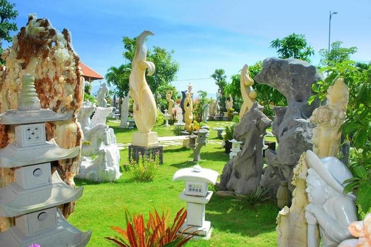 một khu vườn có tượng chim và đá