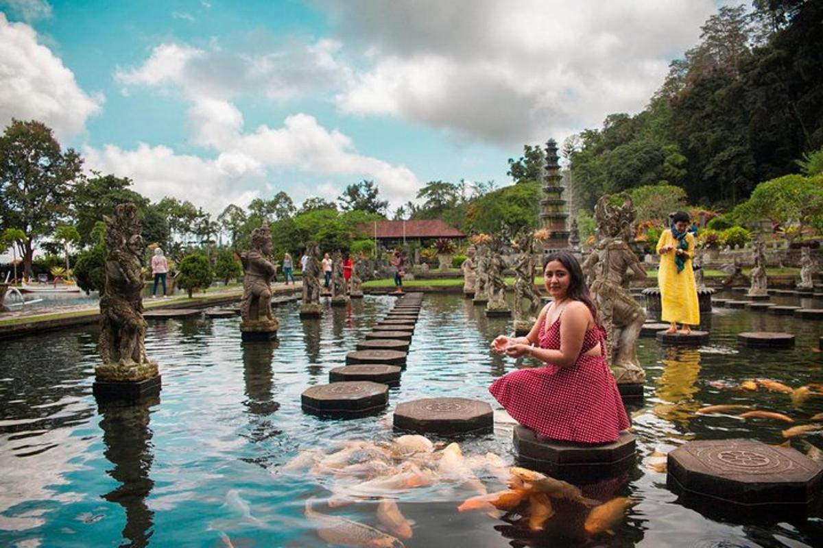 uma mulher sentada em um pilar de pedra em um lago
