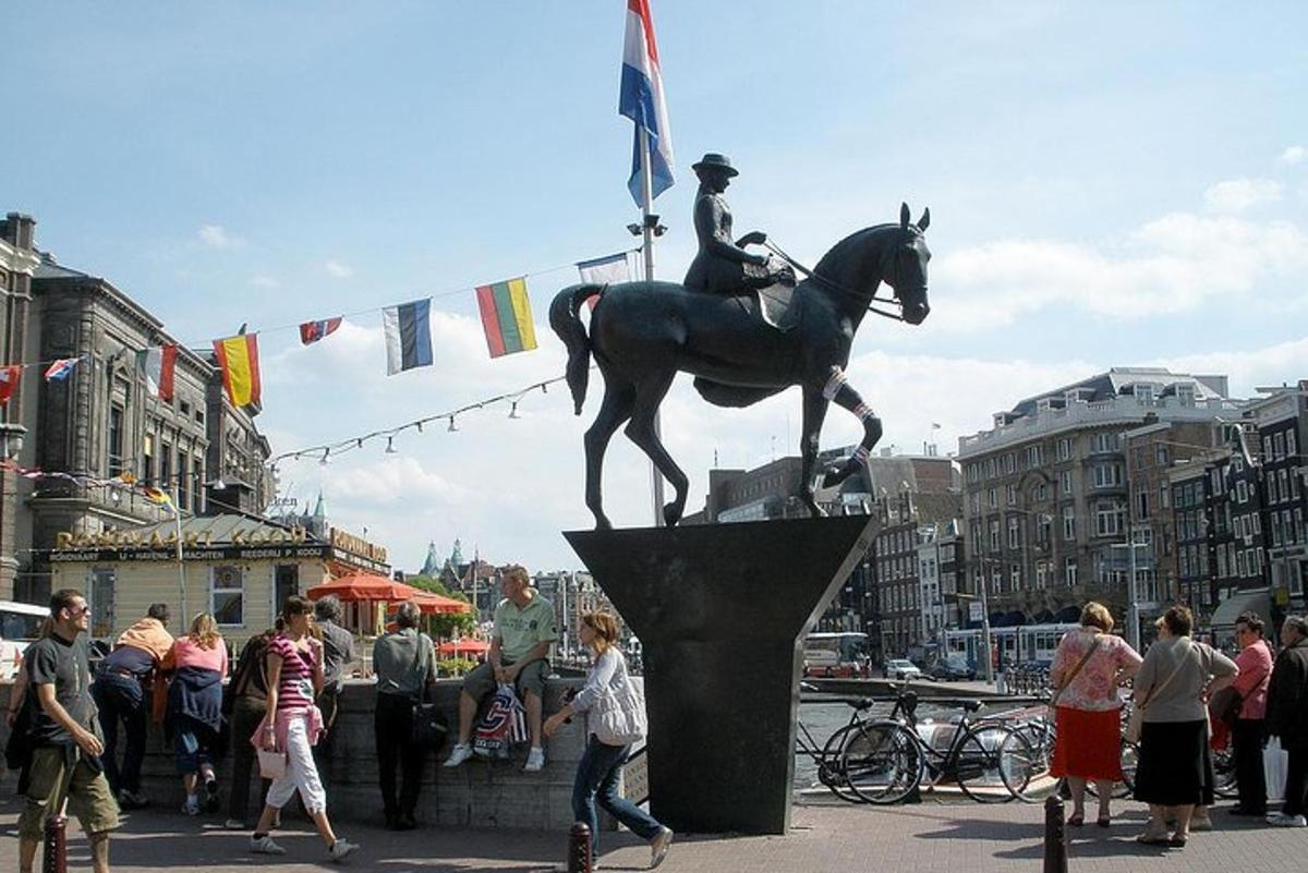 uma estátua de um homem cavalgando em uma cidade