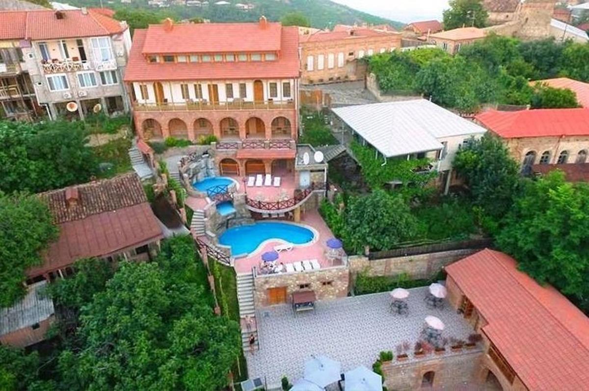 widok z lotu ptaka na dom z basenem