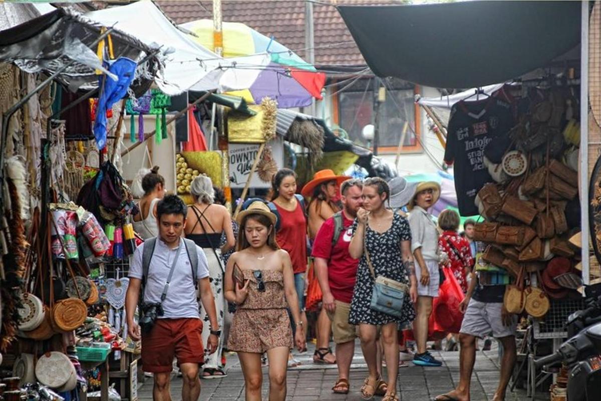 một nhóm người đang đi bộ qua một khu chợ mở