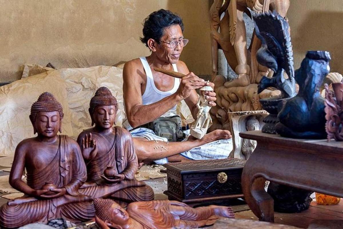 un uomo seduto in una stanza con statue di funzionari