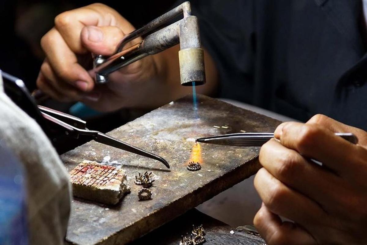 một người đang cắt một miếng thức ăn bằng kéo