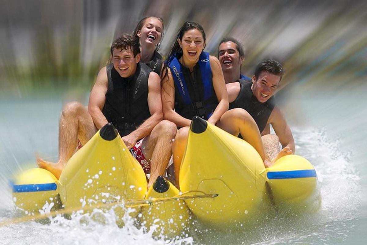Un grupo de personas en una moto acuática en el agua.