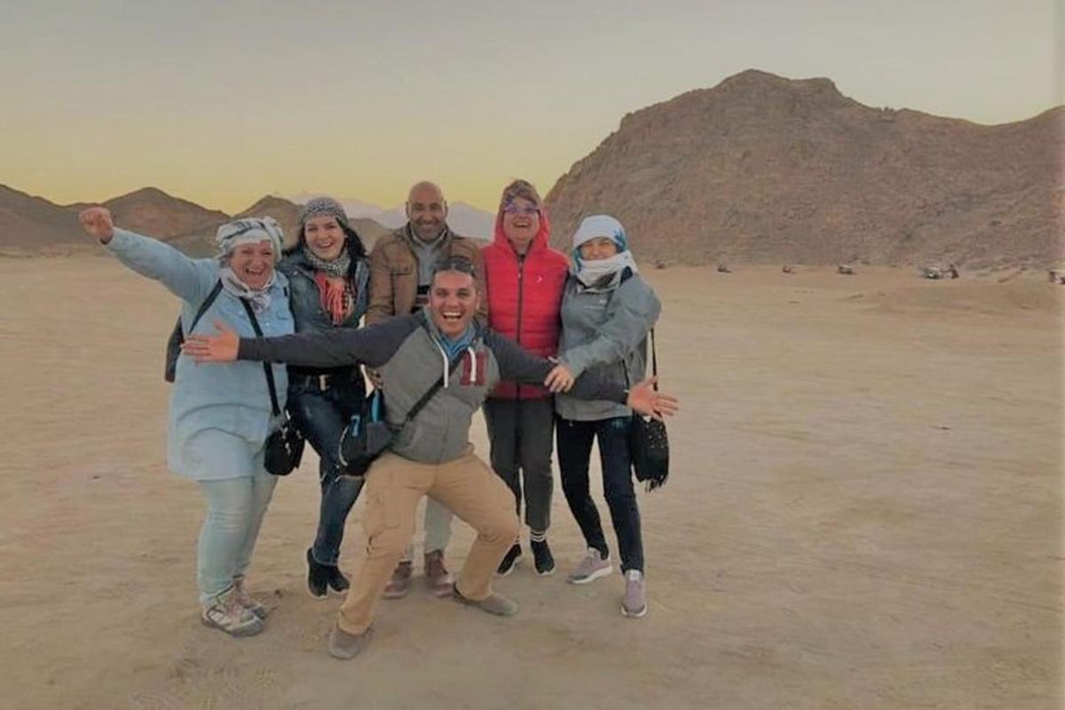 un gruppo di persone in posa per una foto nel deserto