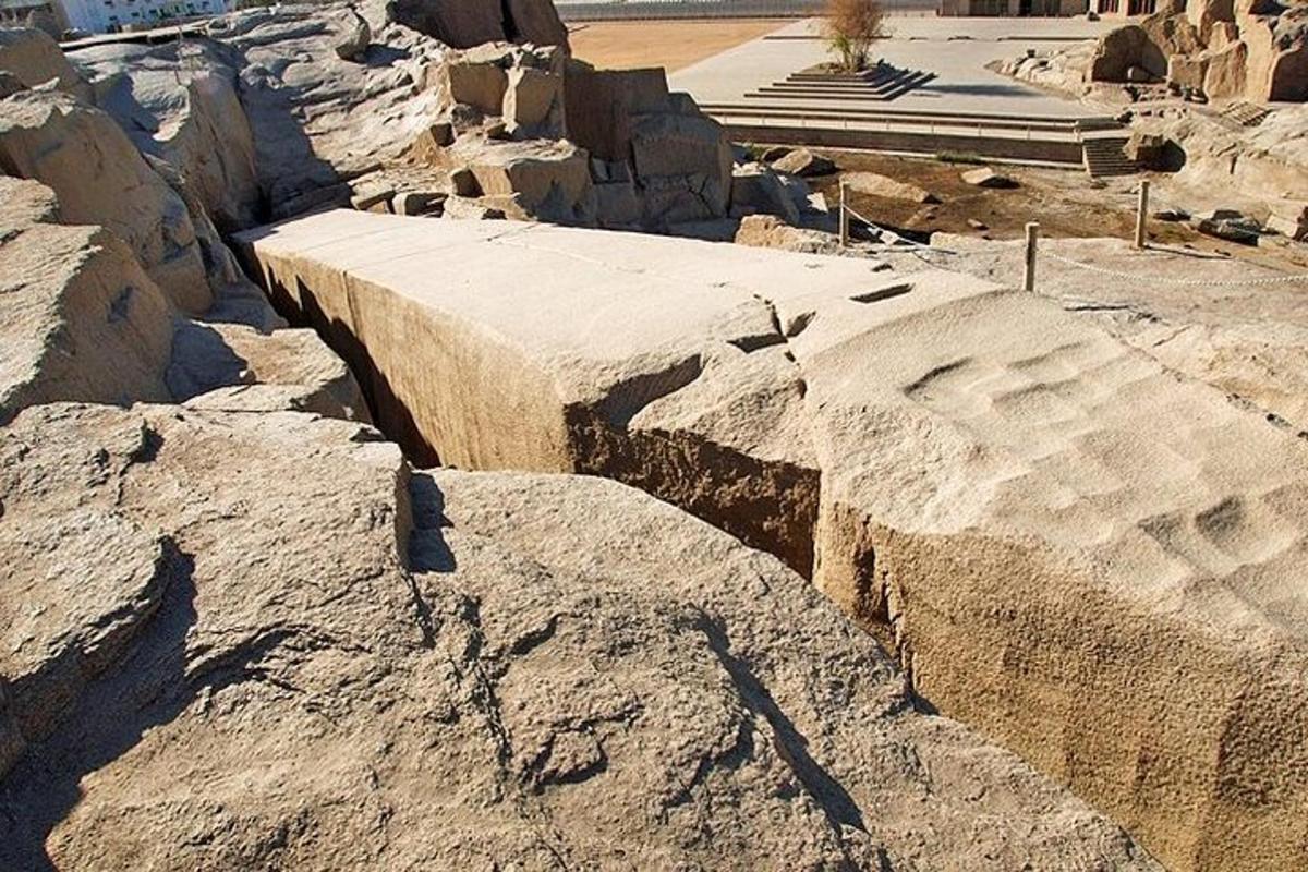 Un grupo de rocas con un edificio al fondo