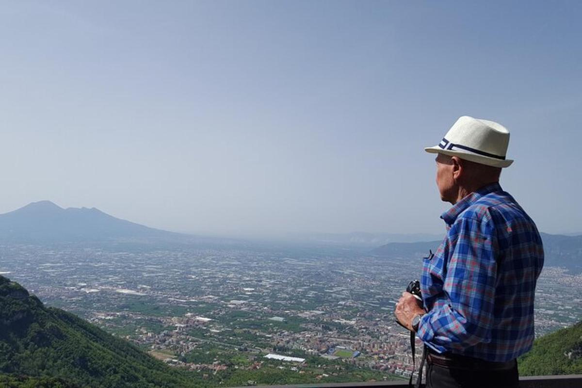 un uomo in piedi sulla cima di una montagna con una macchina fotografica