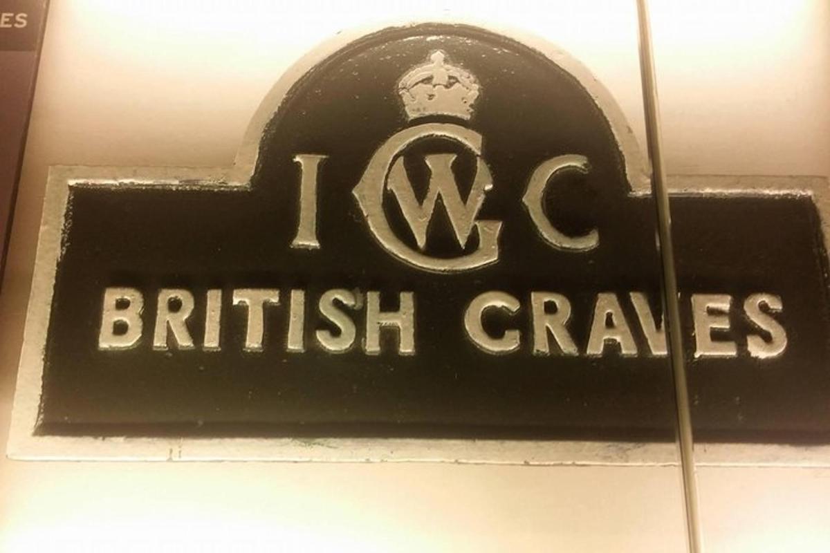 černá cedule s nápisem „britské šílenství“
