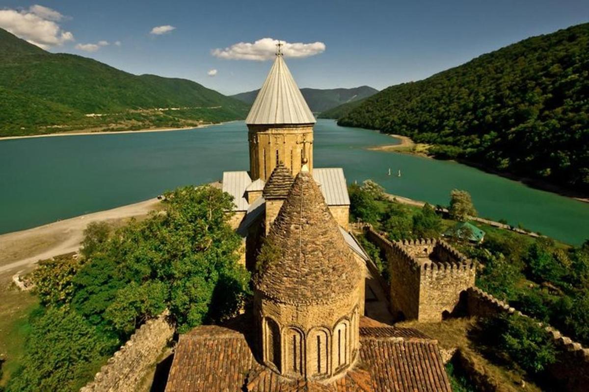 una vista aerea di un castello vicino a un fiume