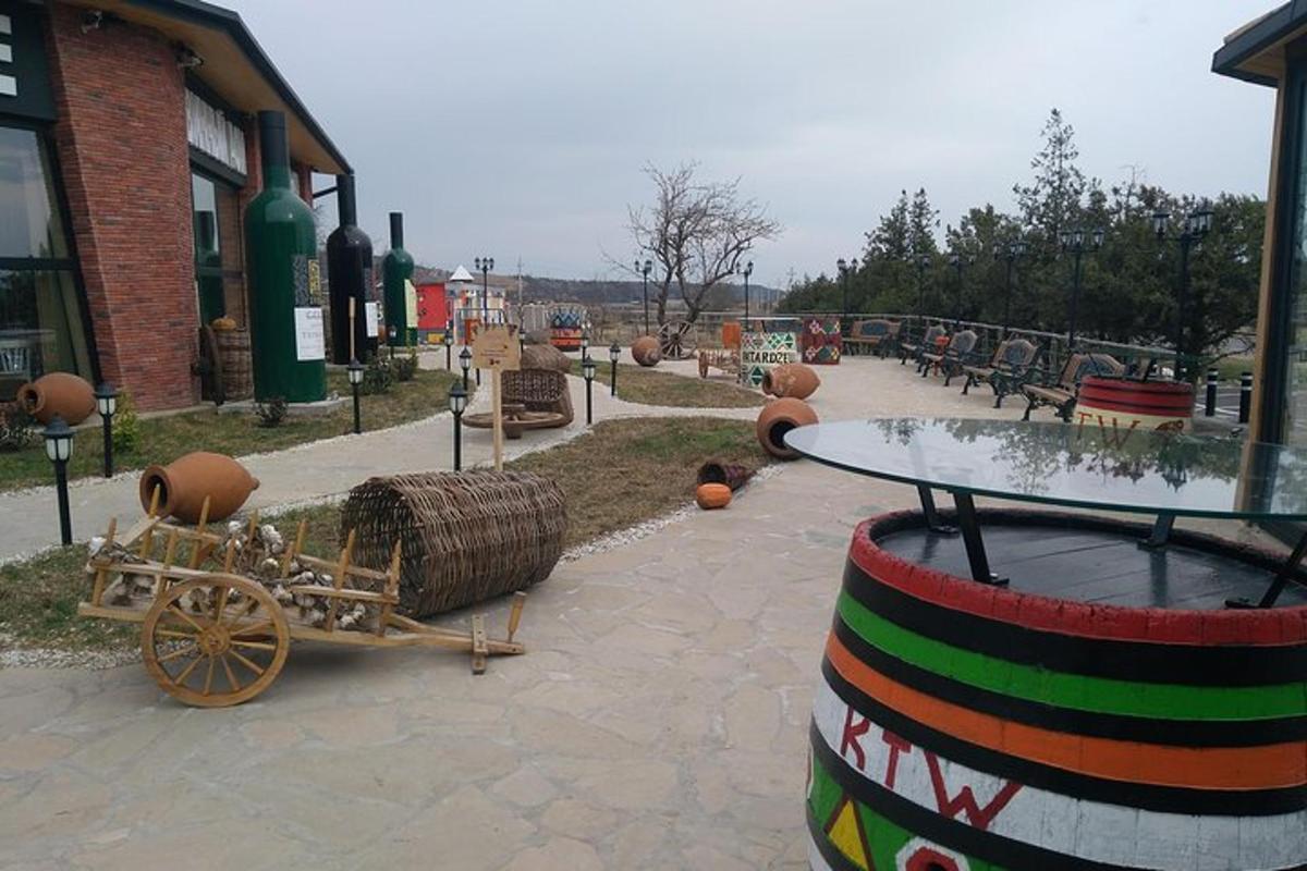 дитячий майданчик з тачкою та візком із сіном