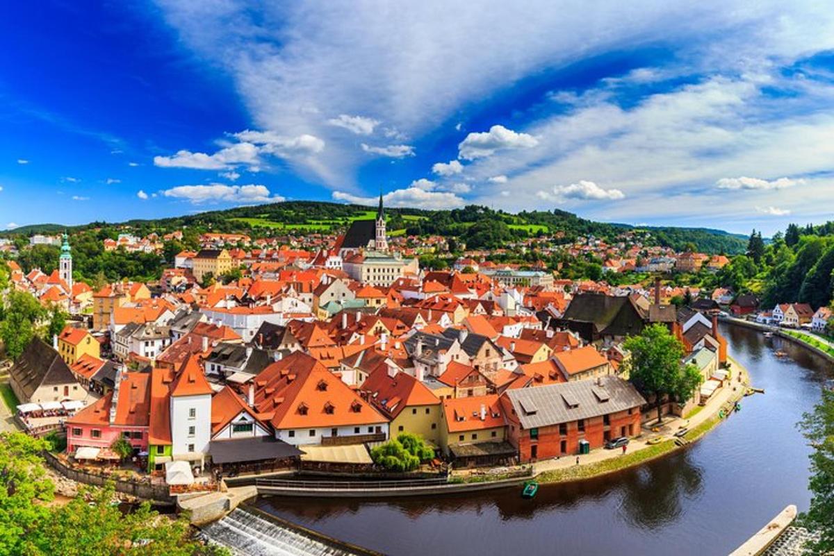 Letecký pohled na město u řeky
