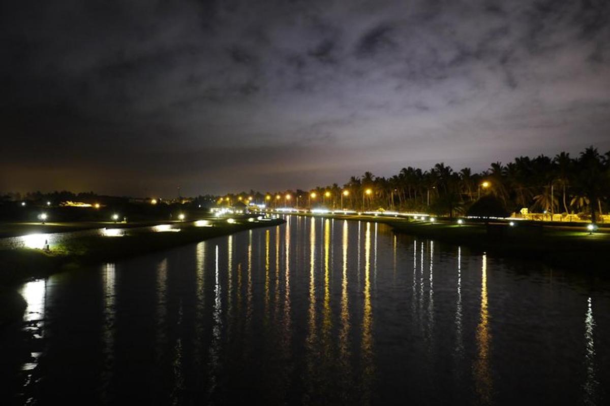 un fiume di notte con luci che si riflettono sull'acqua