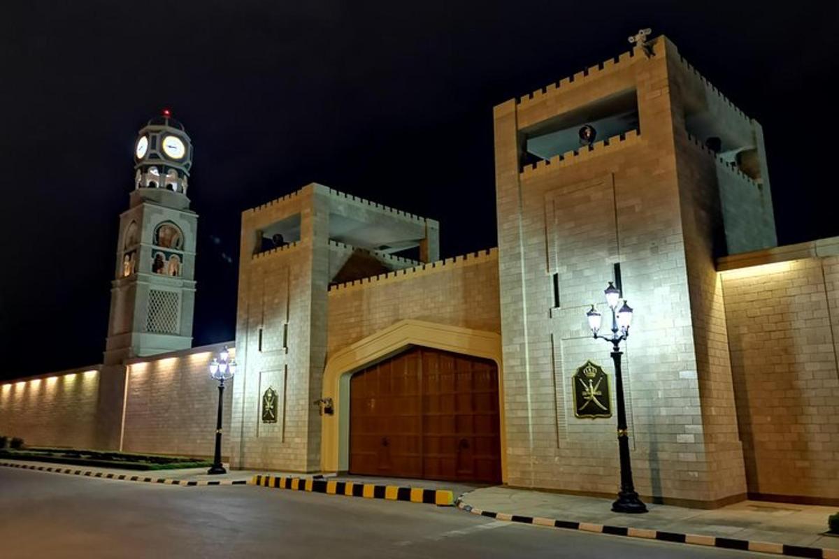 un grande edificio con una torre dell'orologio di notte