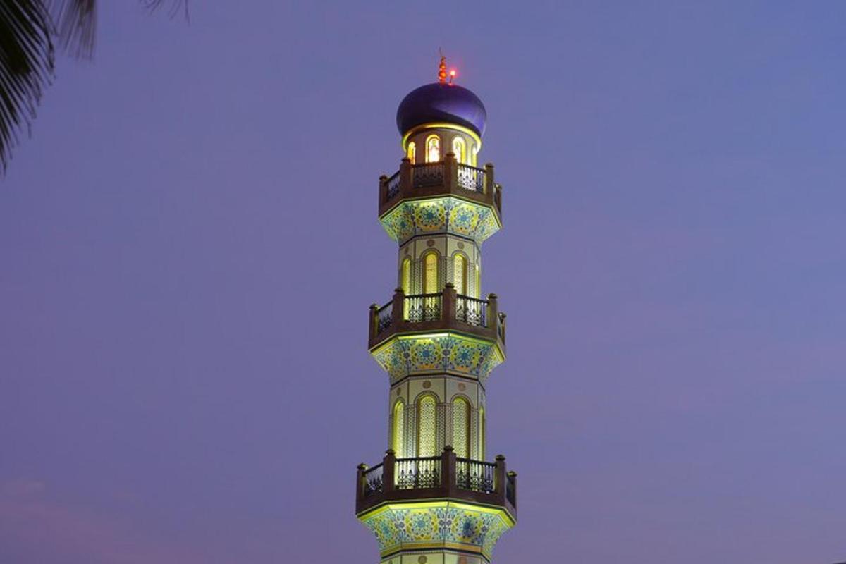 una torre alta con una luce in cima