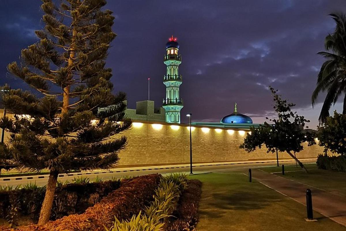 un edificio con una torre dell'orologio sullo sfondo