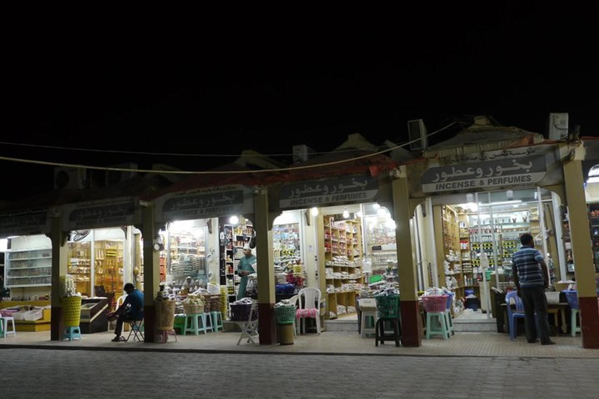 un negozio con persone sedute dentro di notte
