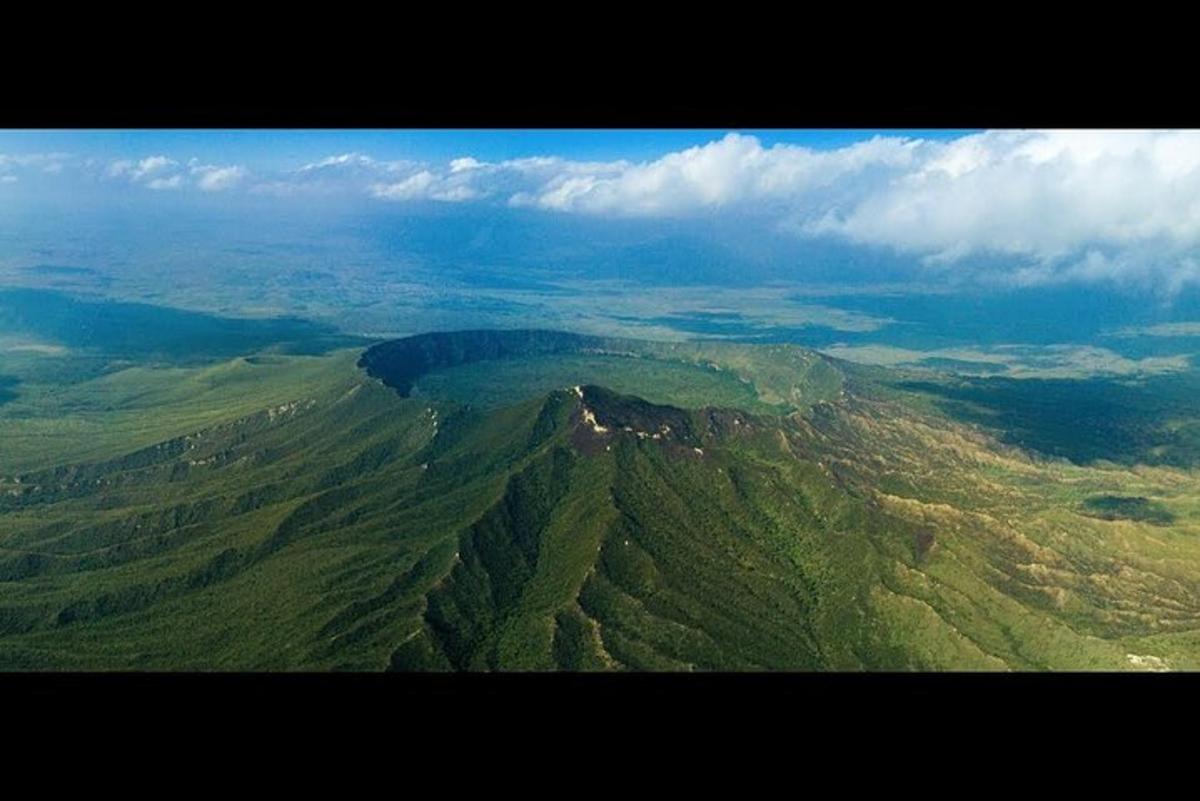 空に雲がかかった山の航空写真