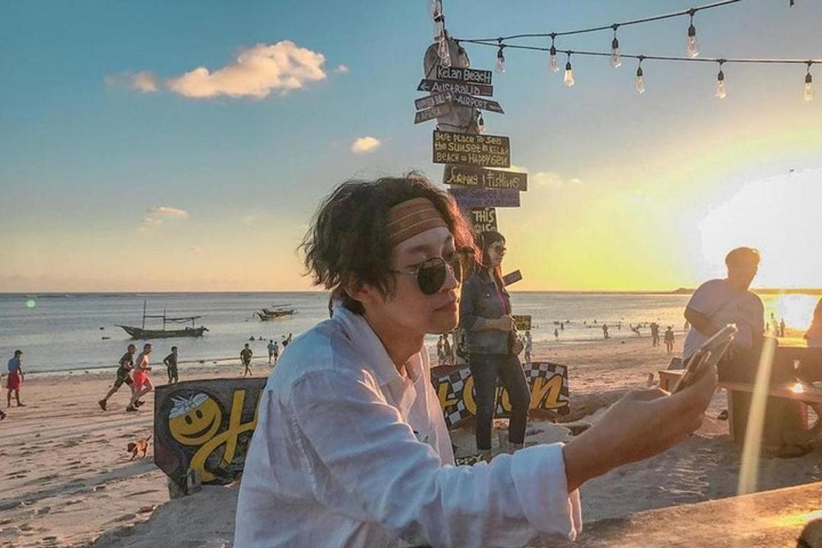 un uomo seduto a un tavolo sulla spiaggia