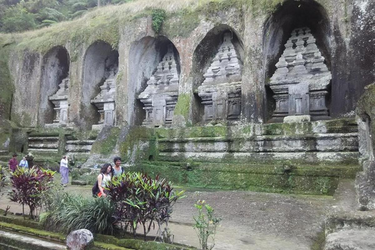 一群人走在一座石头建筑前