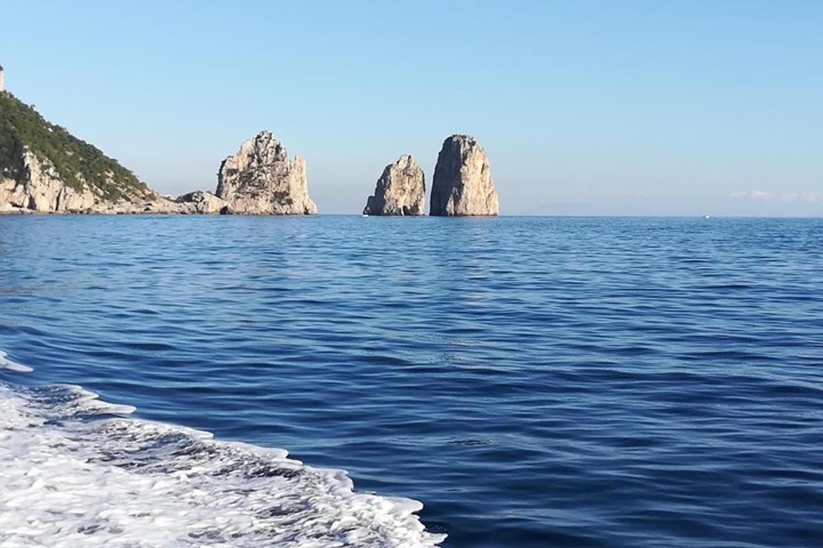 вид на океан з камінням у воді