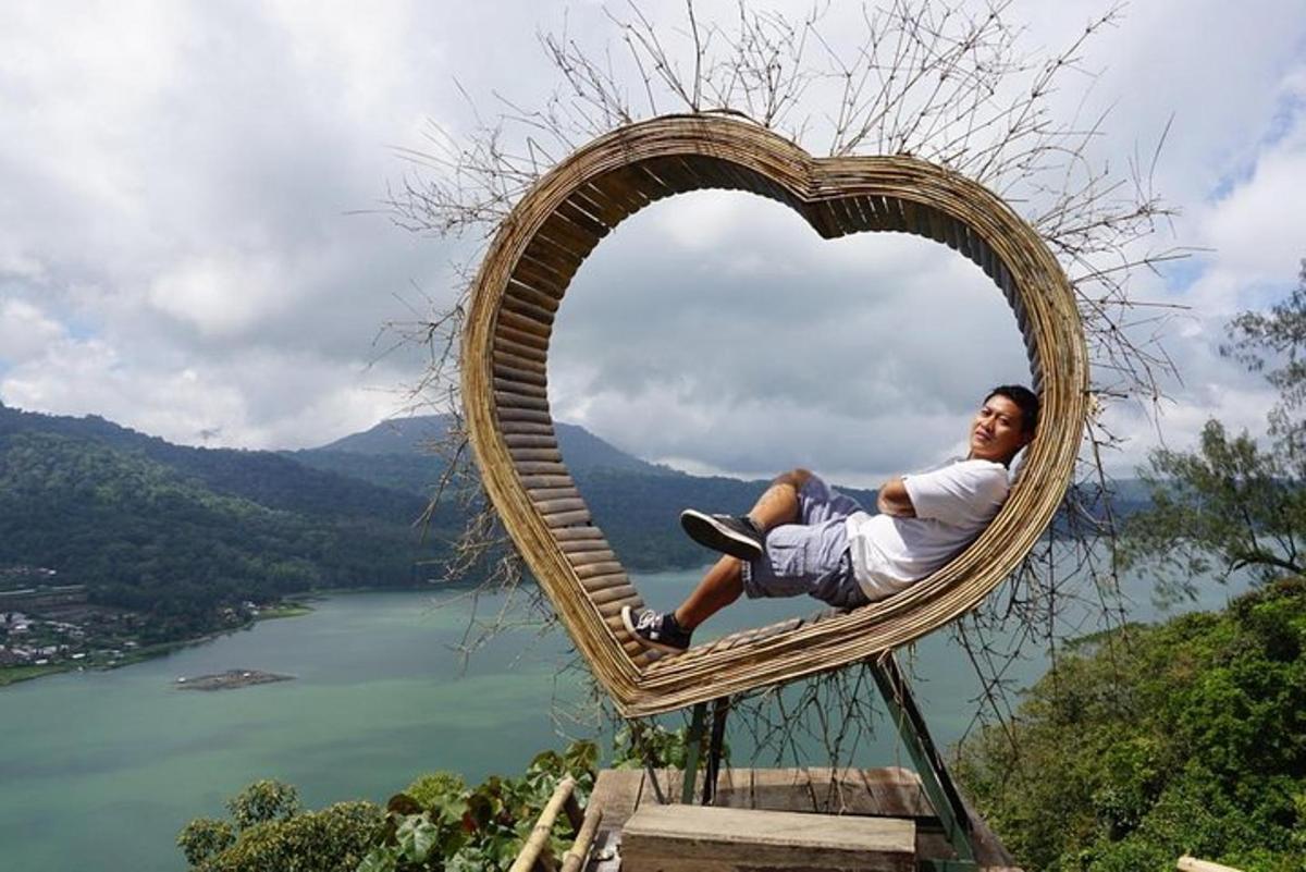 một người đàn ông đang ngồi trên một chiếc ghế hình trái tim