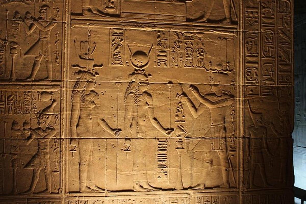 kamenný múr s hieroglyfmi