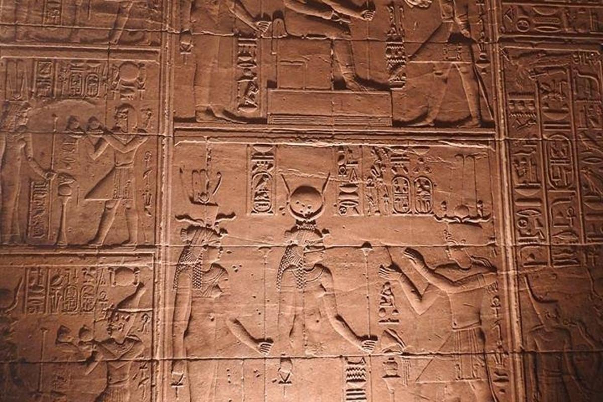 cementová zeď s hieroglyfy