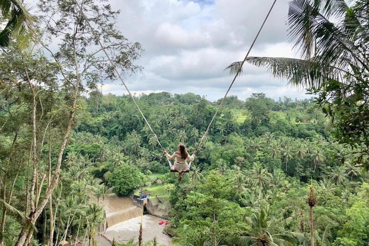 žena se houpe na zip line v džungli