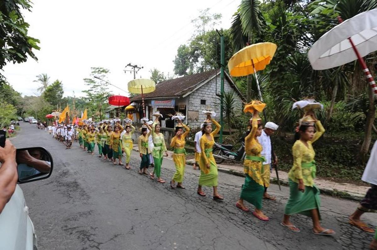 een groep meisjes die tijdens een parade door een straat lopen