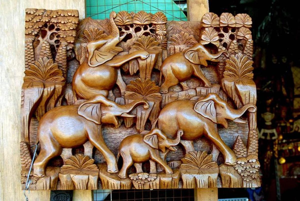 una scultura in legno di animali sul lato di un edificio