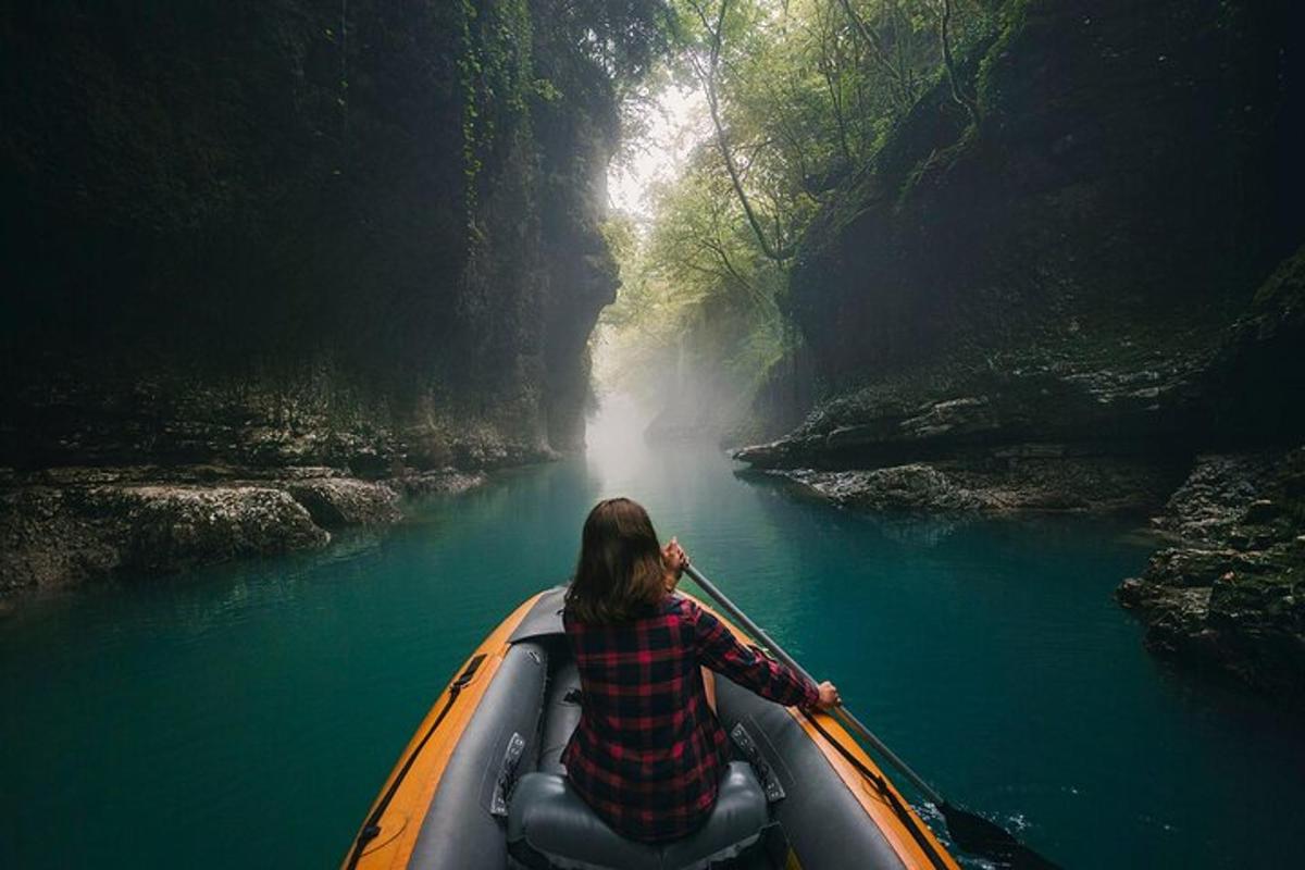 seorang wanita sedang mendayung perahu di sungai