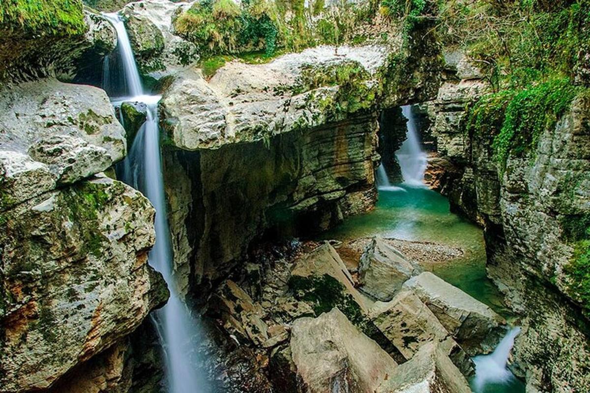 air terjun di tepi tebing berbatu