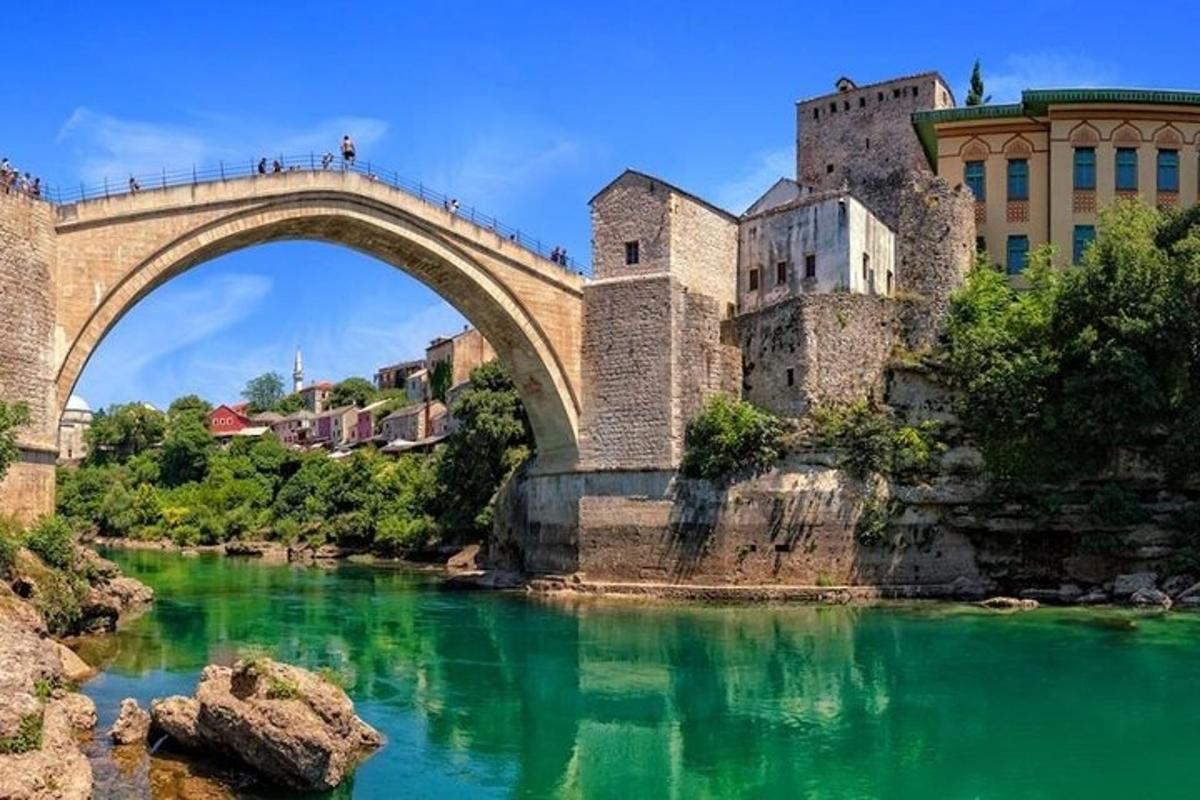Un puente sobre un río con gente viajando en él.