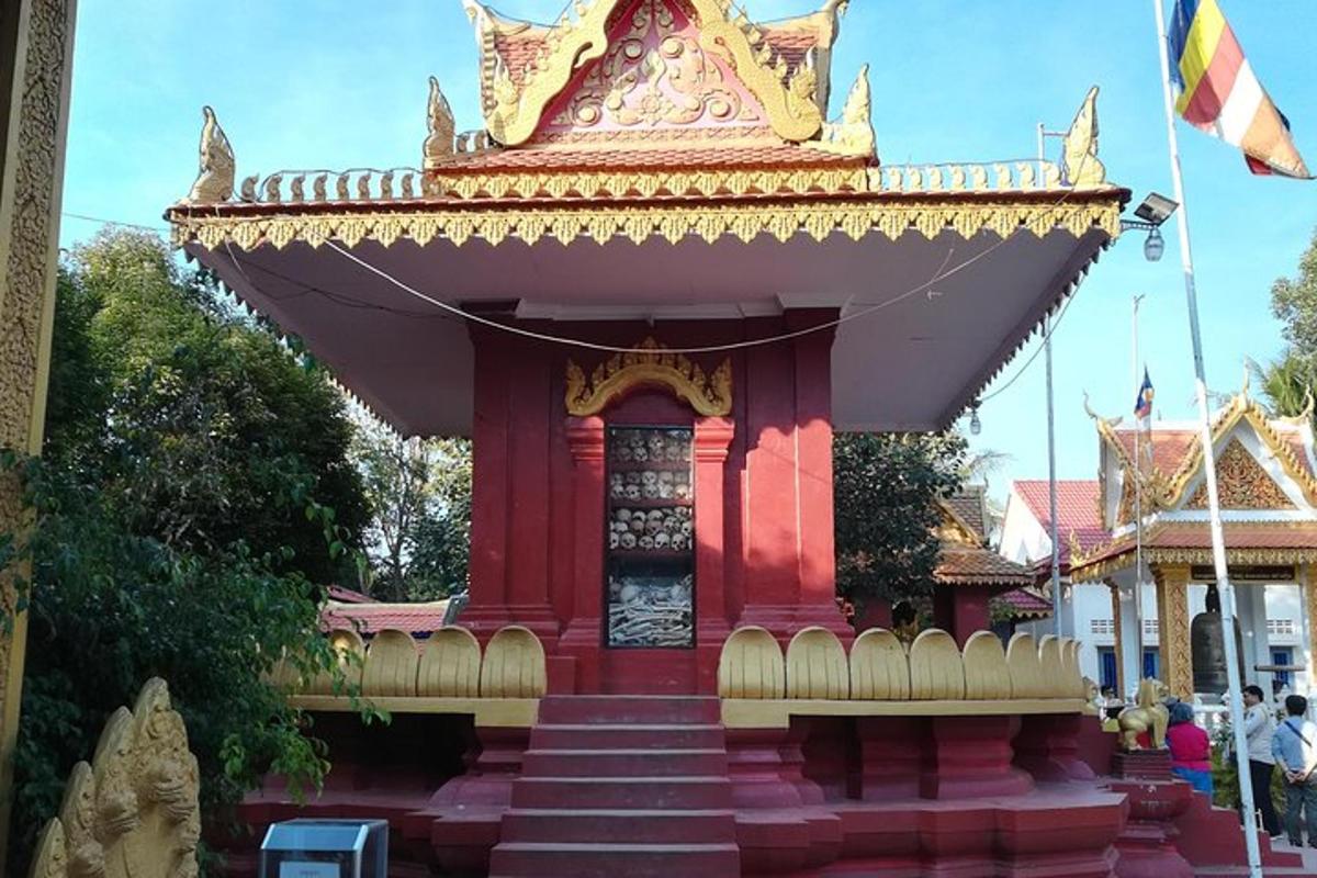 ein kleiner Tempel in einer Stadt mit einer Flagge