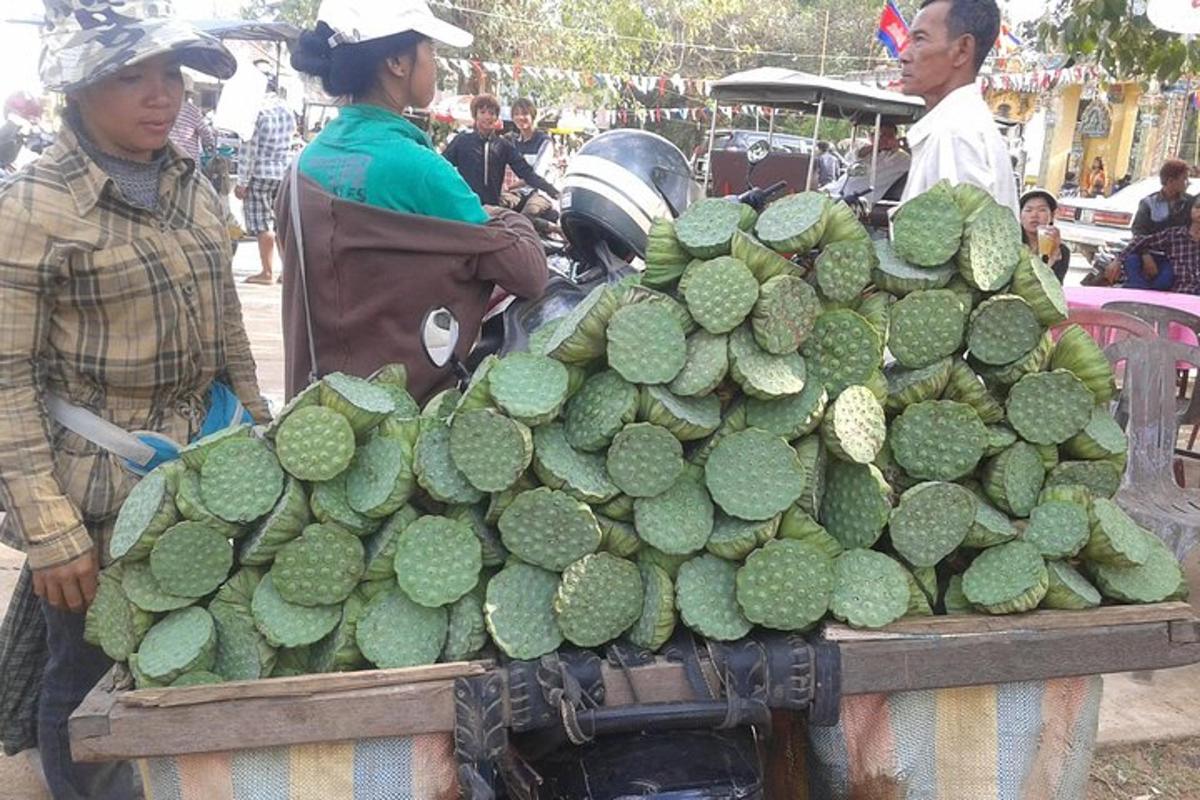 un gros tas de légumes verts sur une table