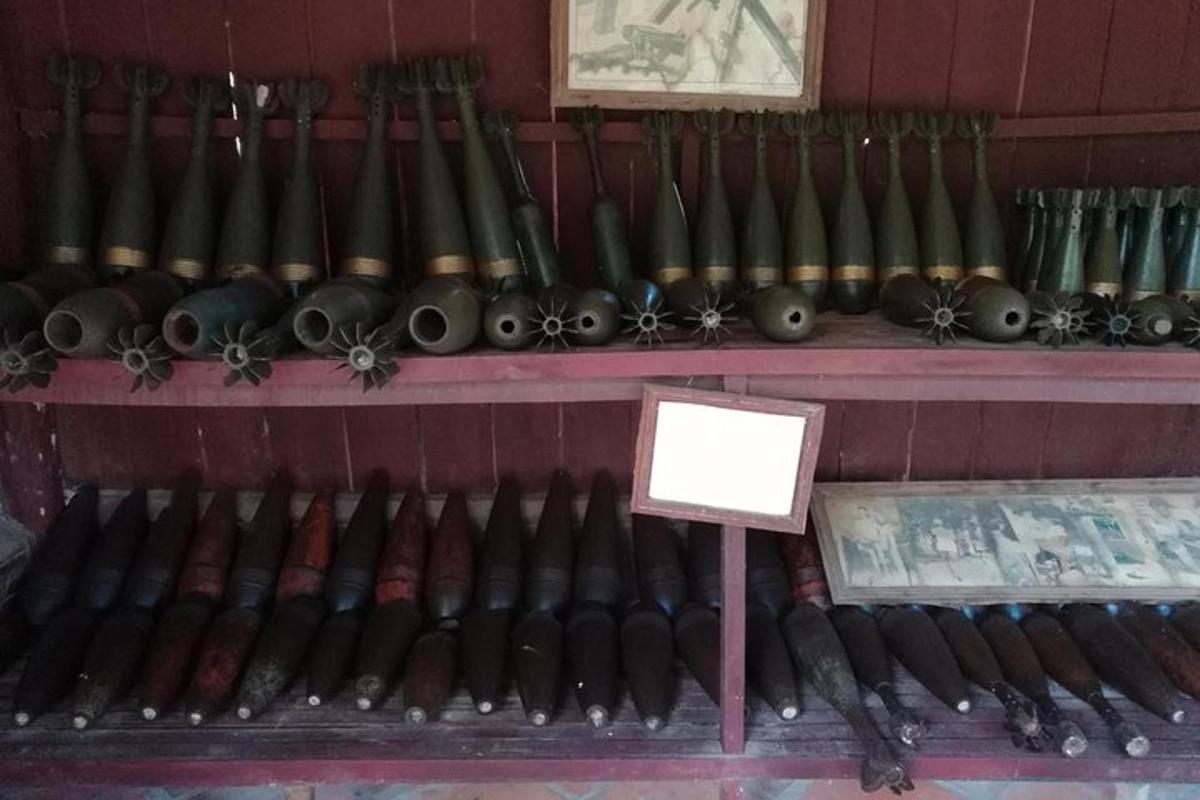 um monte de armas em exposição em uma loja