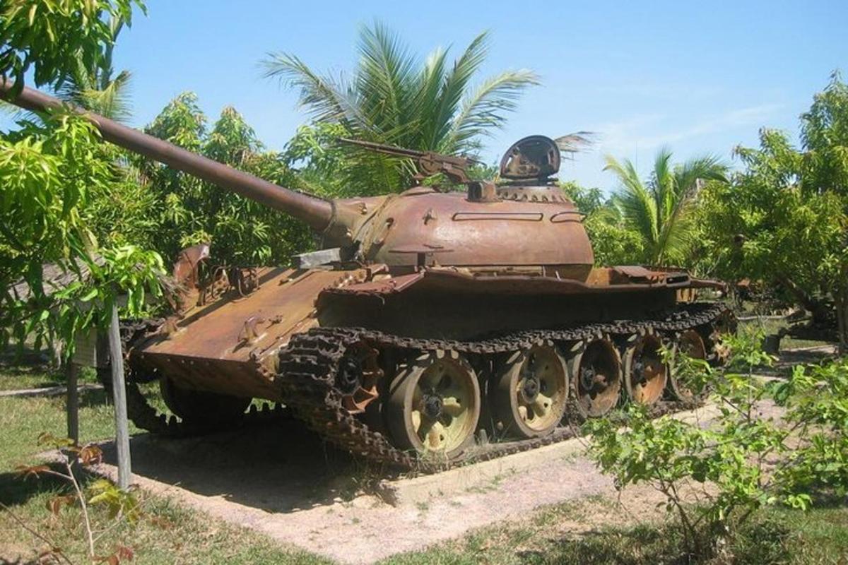 puude ees väljapanekul olev tank