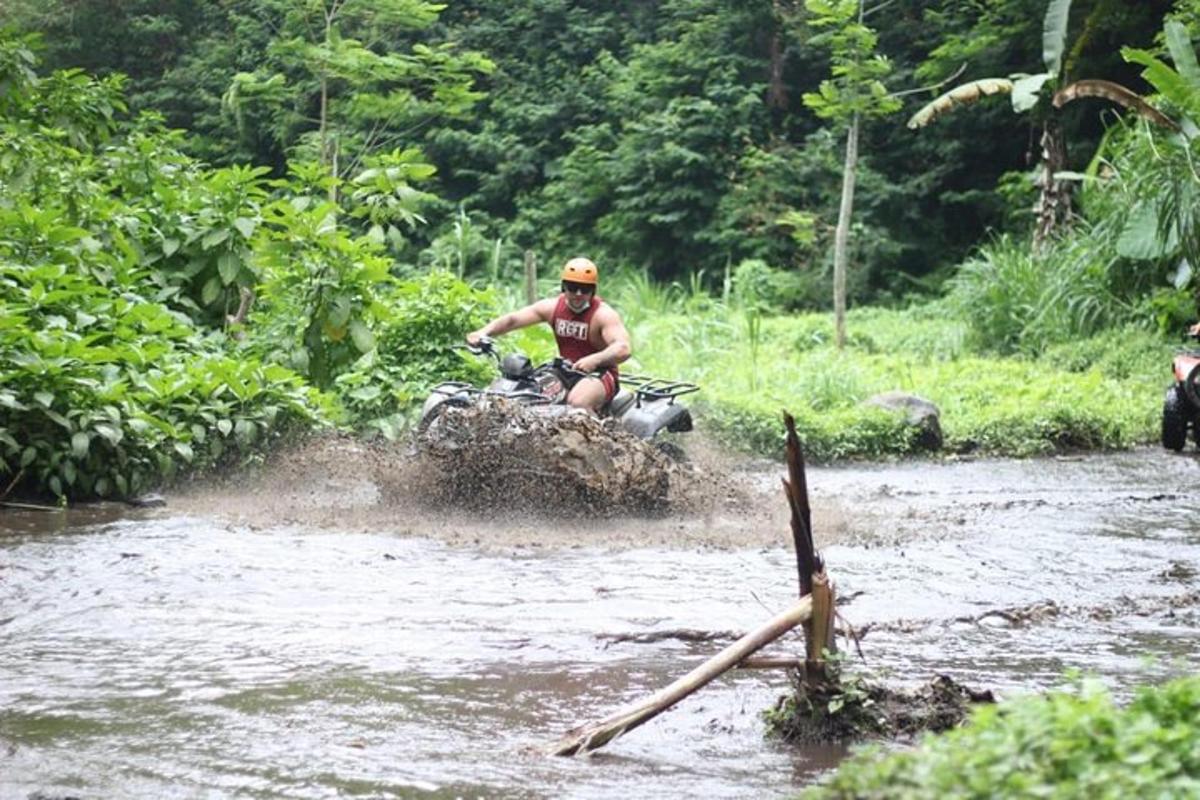un uomo che cavalca un elefante attraverso un fiume