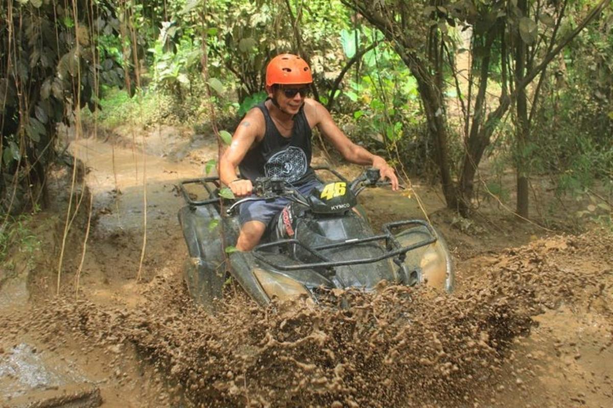 một người đàn ông đang đi xe đạp địa hình trong bùn