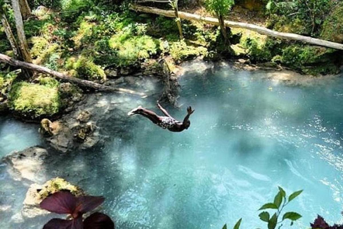 osoba plave v bazénu s modrou vodou