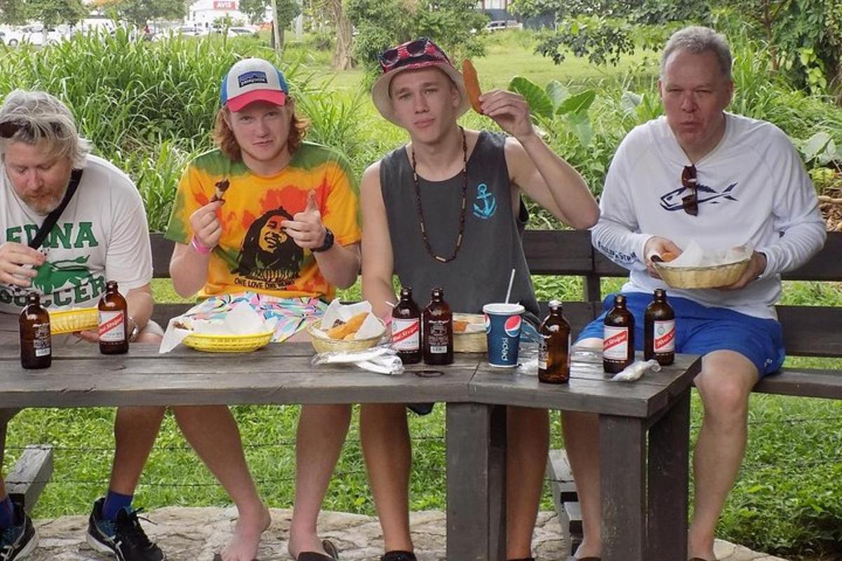 skupina tří mužů sedících u piknikového stolu