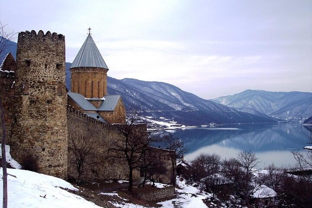 hrad ve sněhu s výhledem na jezero