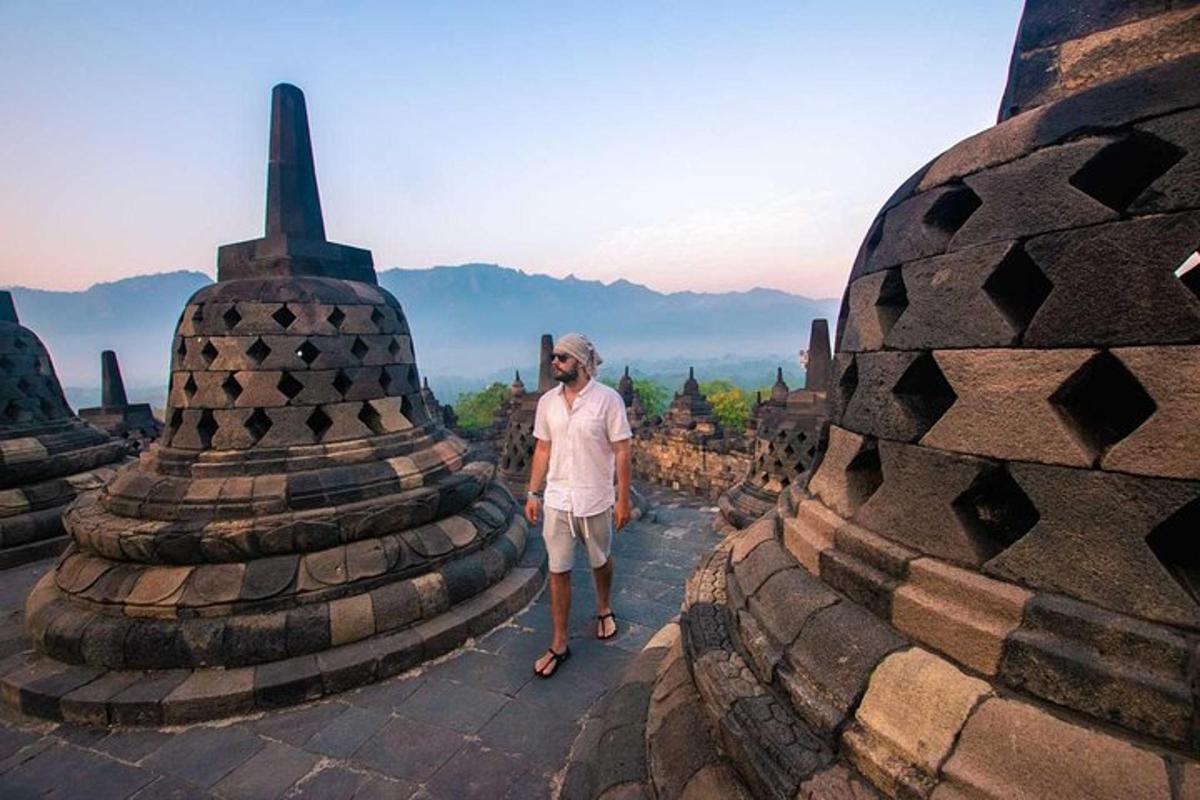 um homem em pé no topo de um templo
