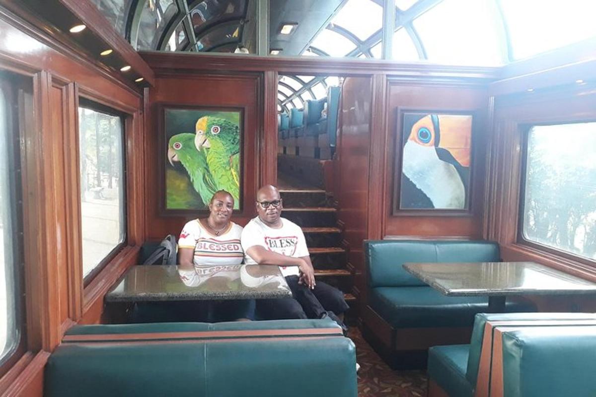 dos hombres sentados en la parte trasera de un tren